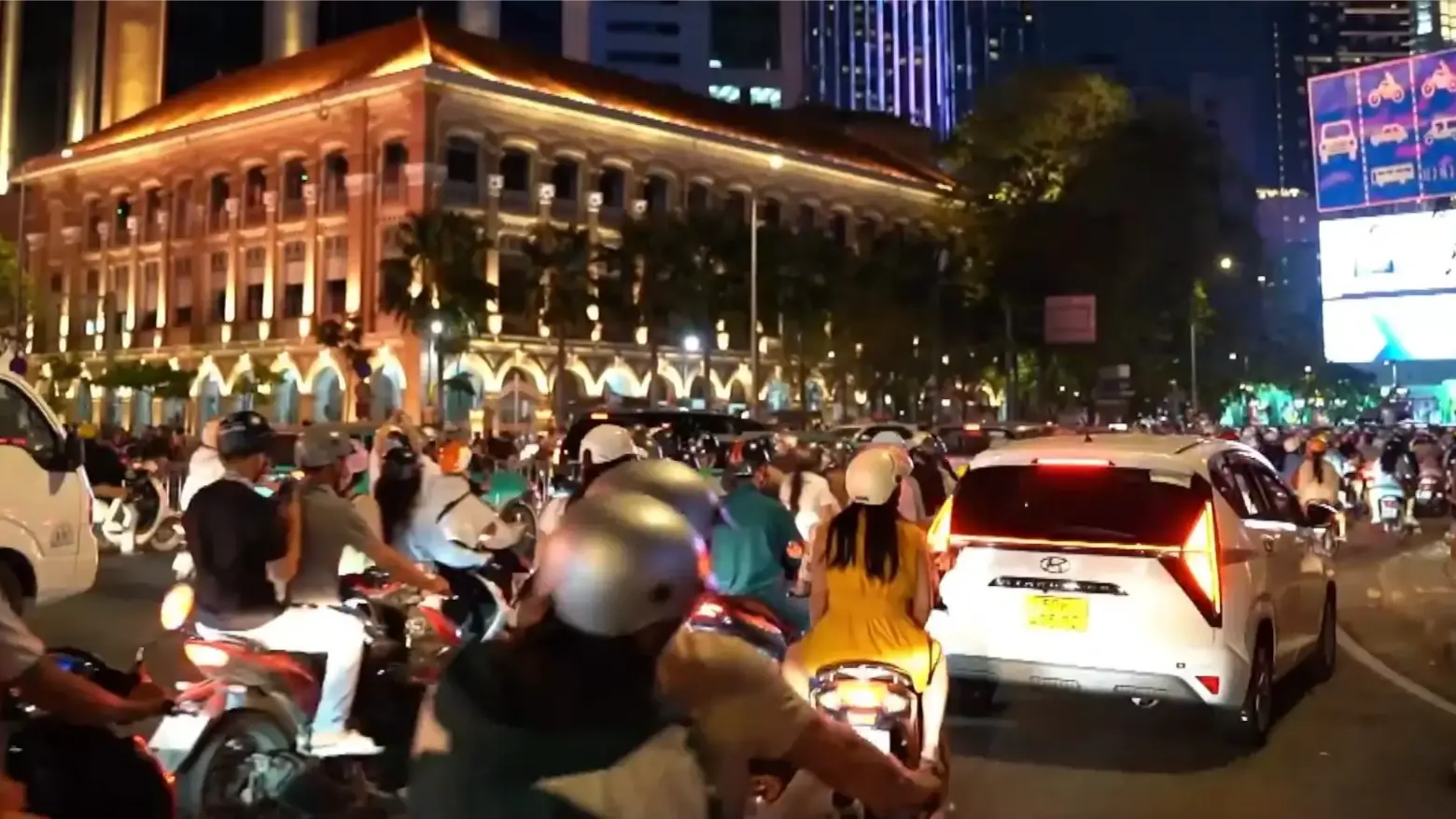 Người dân TP.HCM háo hức chờ đón năm mới